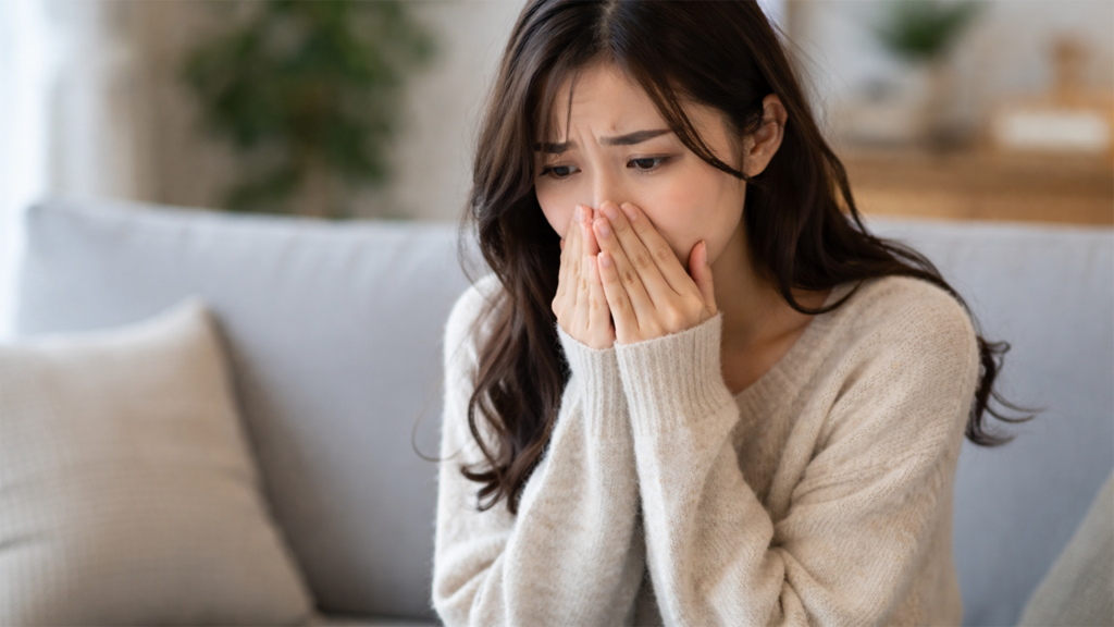 悲しんでいる女性